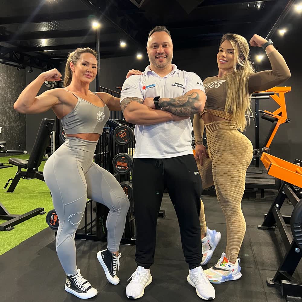 Carlos Garon com as atletas Roberta Zuniga e Franciele Mattos